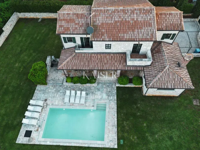 Poreč, Isztria, kővilla medencével