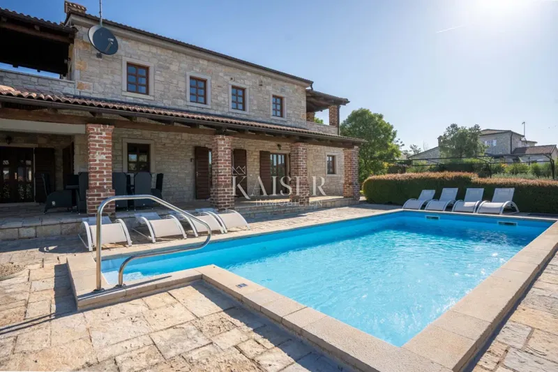 Poreč, környék, gyönyörű kővilla medencével