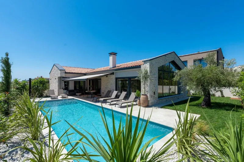 POREČ, DIZAJNERSKA VILA S BAZENOM, POTPUNO OPREMLJENA,PRILIKA!!