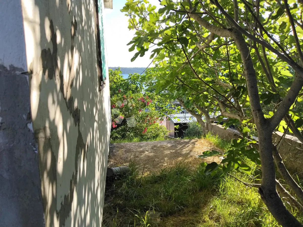 INVESTICIJSKI POTENCIJAL: Ruševna kuća s gotovim projektom proširenja na 100 m² – Ljubač, 100 metara od mora