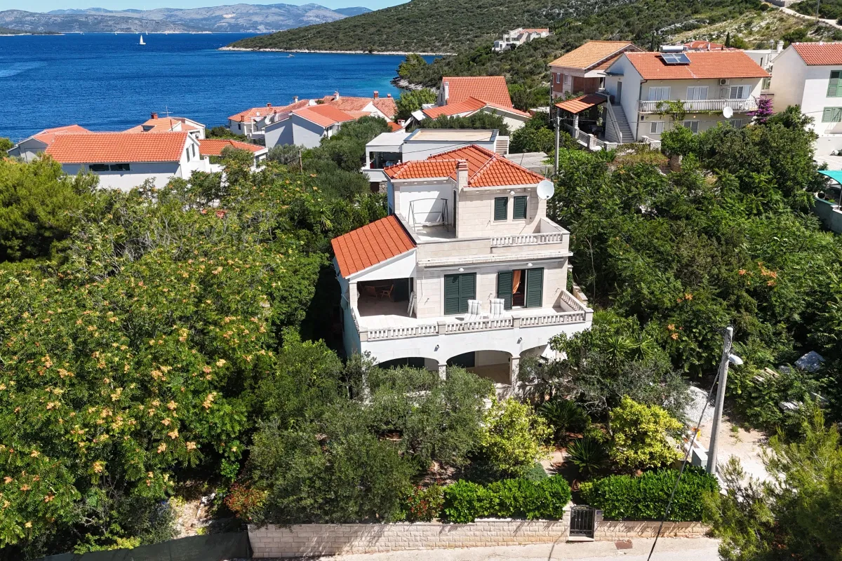 Samostojeća kuća s okućnicom i pogledom na more