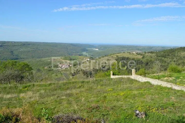 JEDINSTVENA LOKACIJA! Na vrhu brda građevinsko zemljište sa POGLEDOM NA MORE!