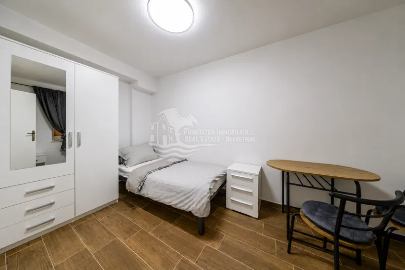 PRILIKA U CENTRU ROGOZNICE! Renovirana kuća samo 30 m od mora – 2