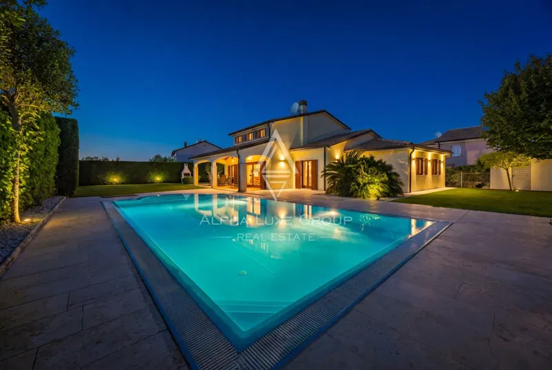 Istria, Umag: Luxury villa with pool near sea – 3