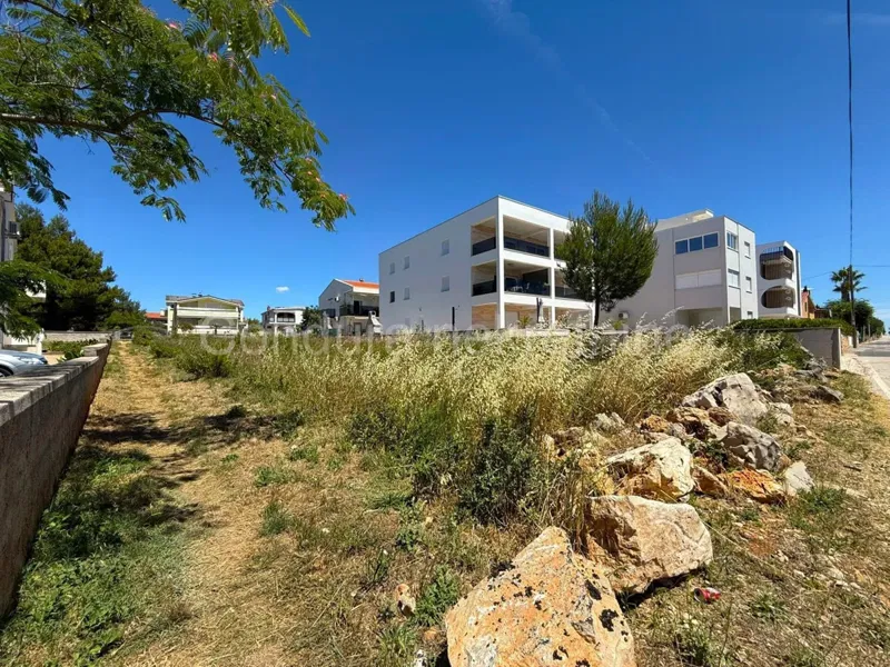 Vir- Zemljište od 978 m2-50 m od mora