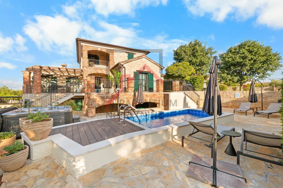 Una spaziosa casa con piscina in un ambiente tranquillo.
