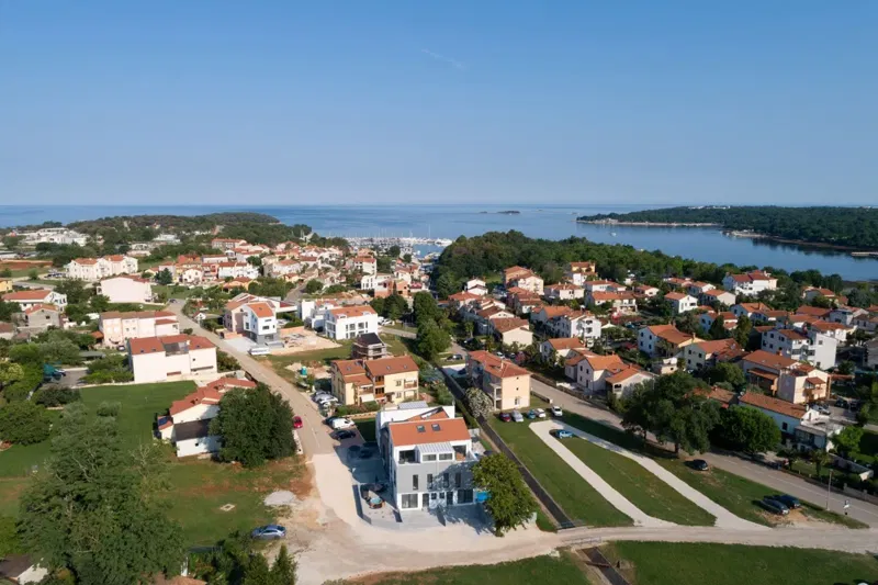 Funtana, kuća u nizu 500 m do mora