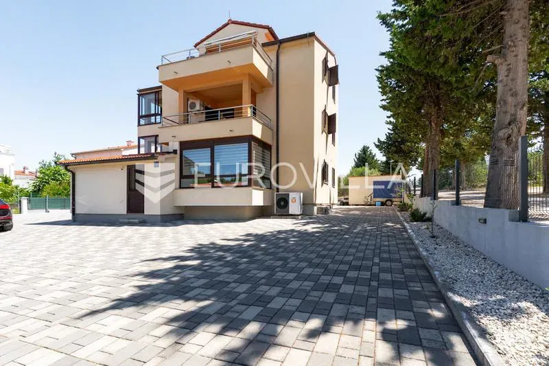 Pakoštane, Drage, kuća s tri stambene jedinice, 600 m od mora