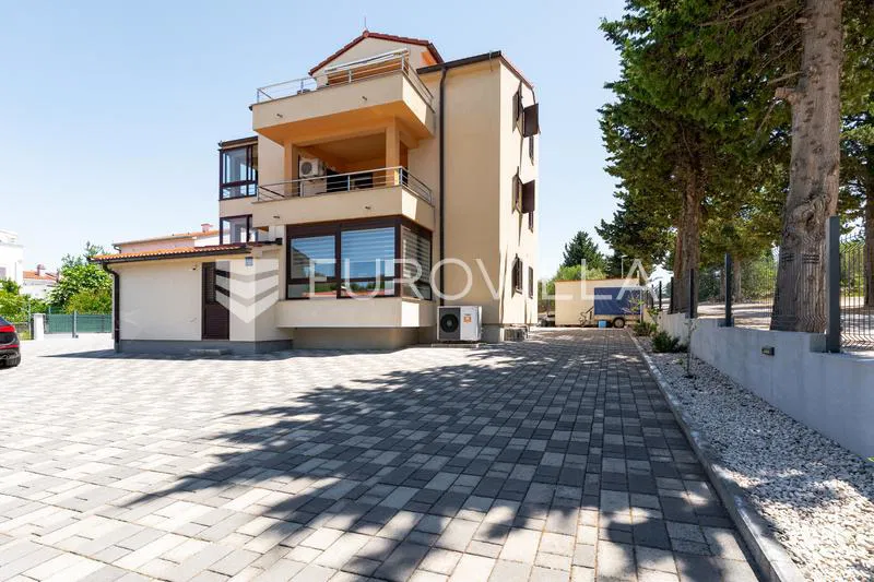 Pakoštane, Drage, kuća s tri stambene jedinice, 600 m od mora