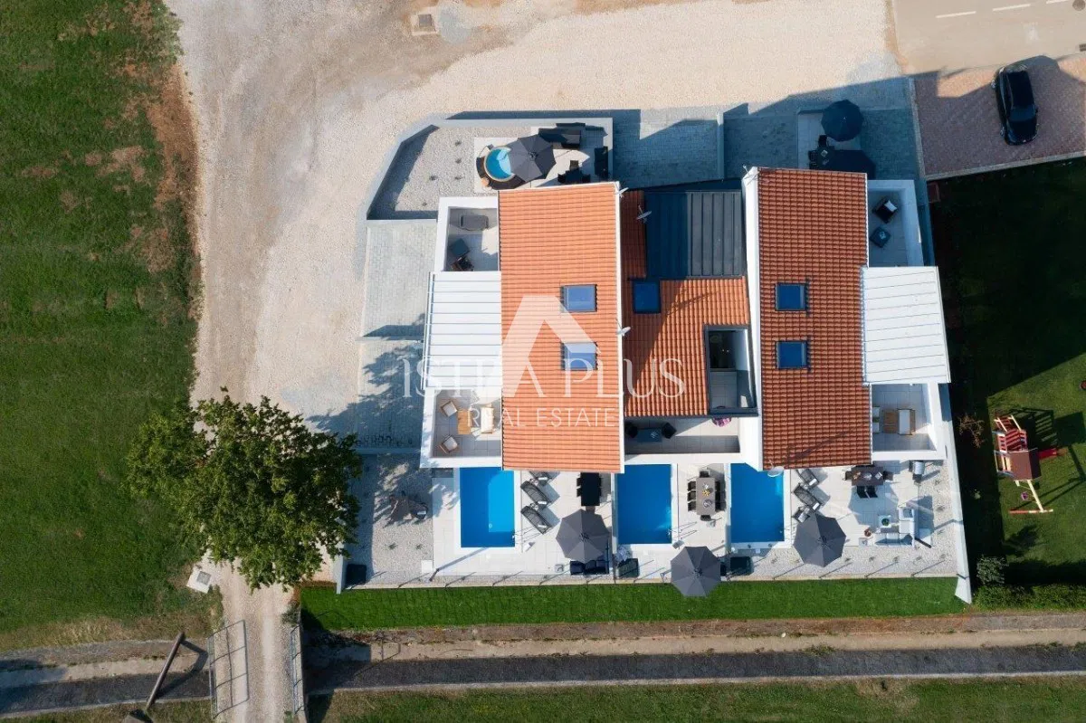 Moderna obiteljska kuća na odličnoj lokaciji – samo 400 m od mora !!