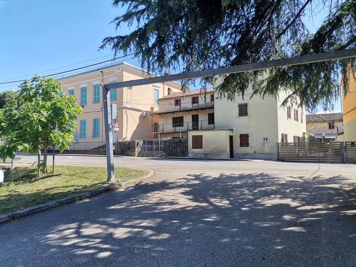 P-35 Kuća sa dva stana i malim vrtom