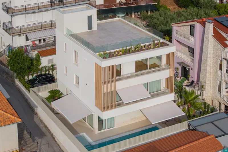 Three bedroom luxury apartment with pool and sea view – 3
