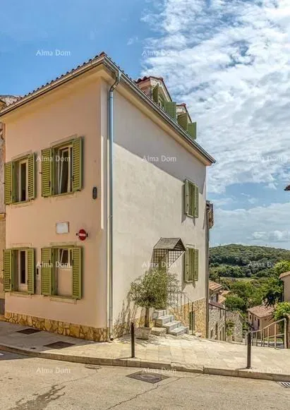 Prodaja prelijepe apartmanske kuće sa tri apartmana u centru, Vrsar!