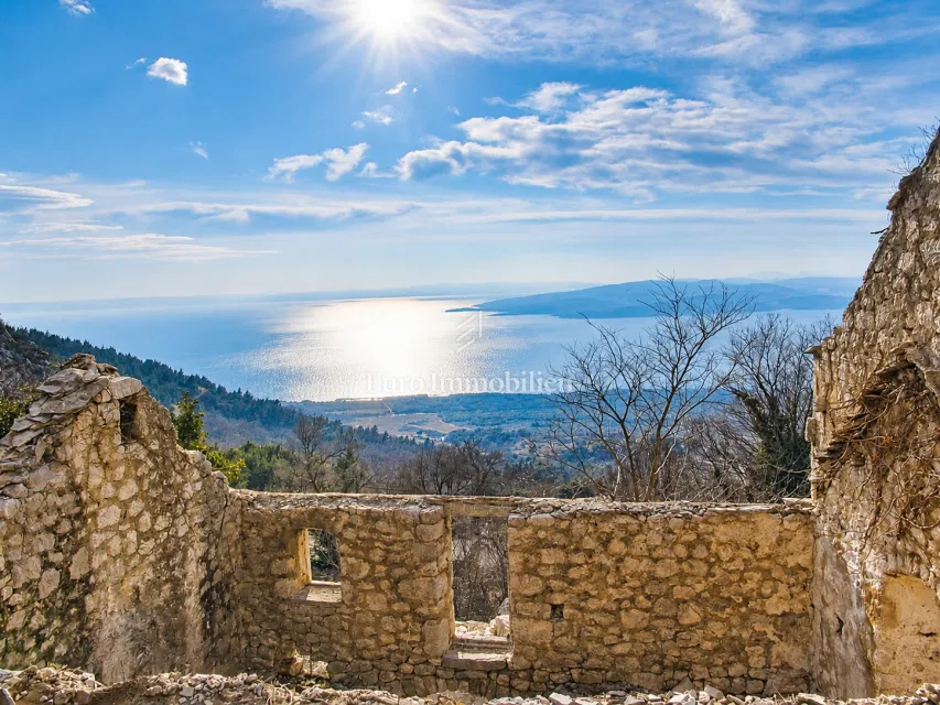 Stare kamene kuće s prekrasnim pogledom na more u Bastu