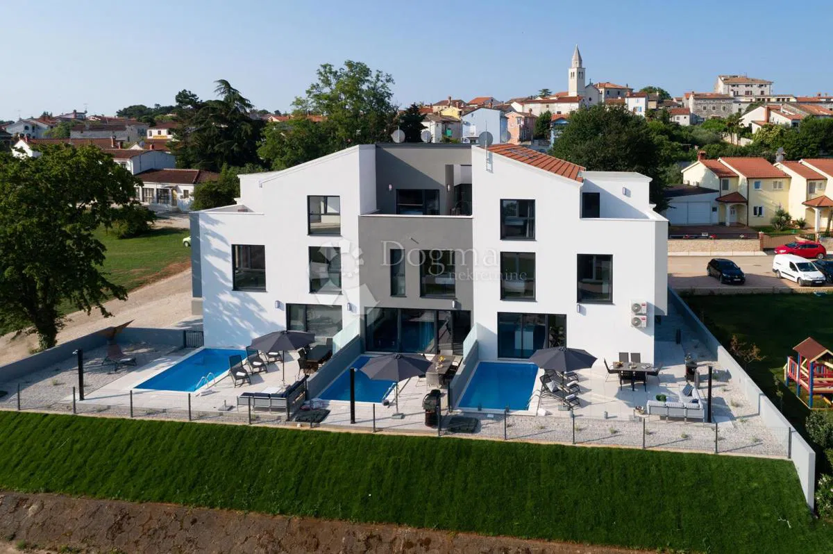 Funtana – Trzypiętrowy apartament z prywatnym basenem, 550 m od morza