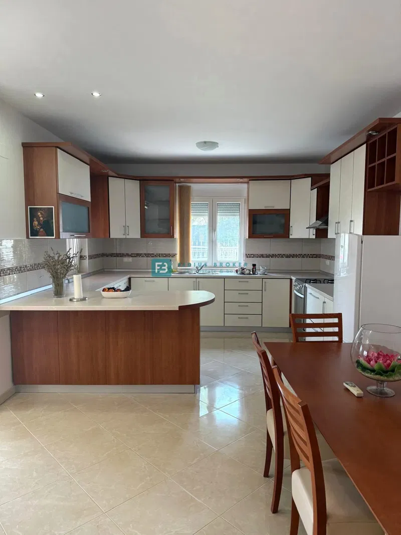 VODICE, samostojna hiša, 2 ločeni stanovanji, dvorišče – 3