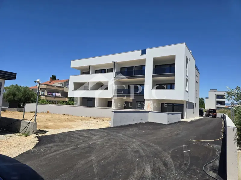 PRIVLAKA,  PRIZEMLJE, 100 M OD MORA I PLAŽE