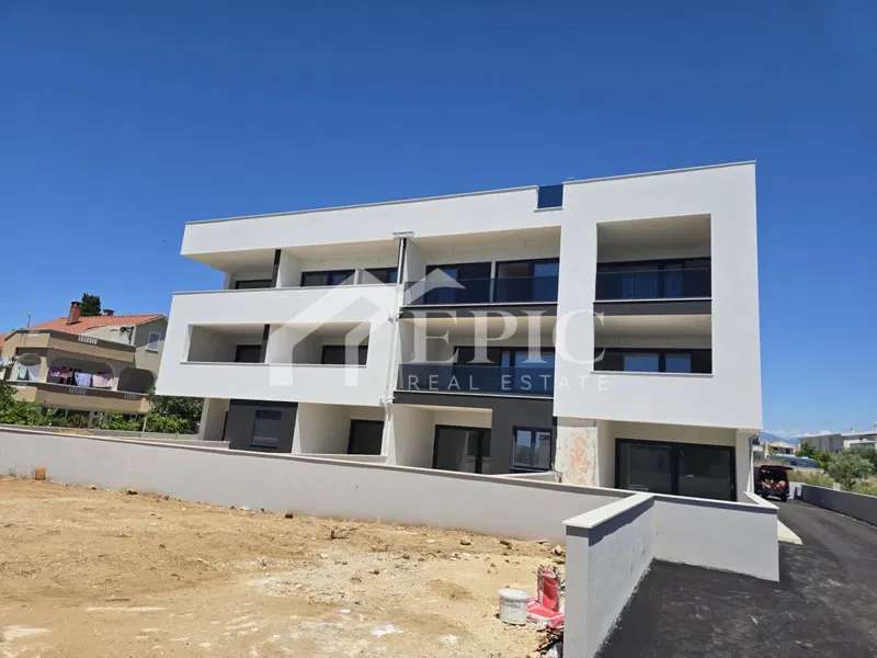 TROSOBAN STAN S PREKRASANIM  POGLEDEM, 100 M OD PLAŽE