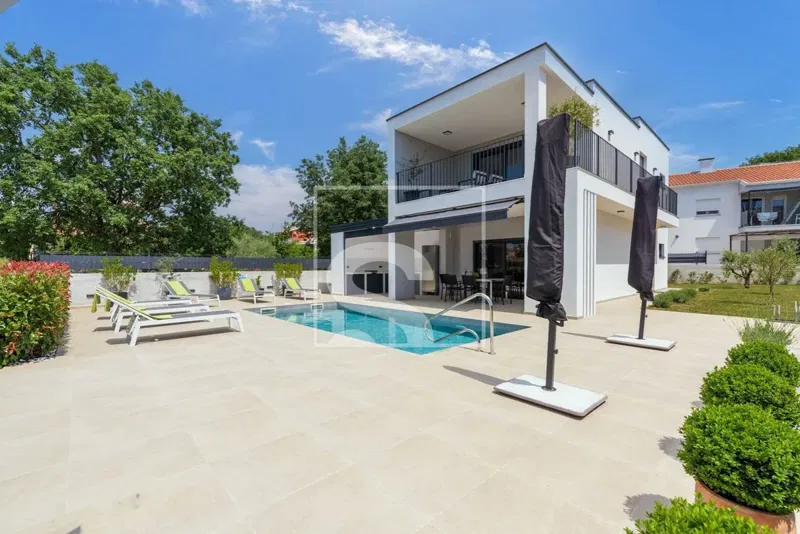 Poreč, house with 3 bedrooms, swimming pool, 5 kilometers to the sea – 2