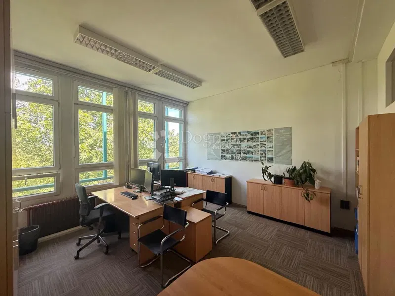 Business premise Folnegovićevo naselje, Peščenica - Žitnjak, 2.000m2 – 2