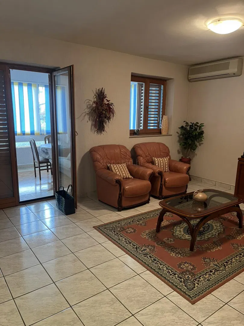 Malinska, namješten apartman na 1. katu blizu centra i mora!