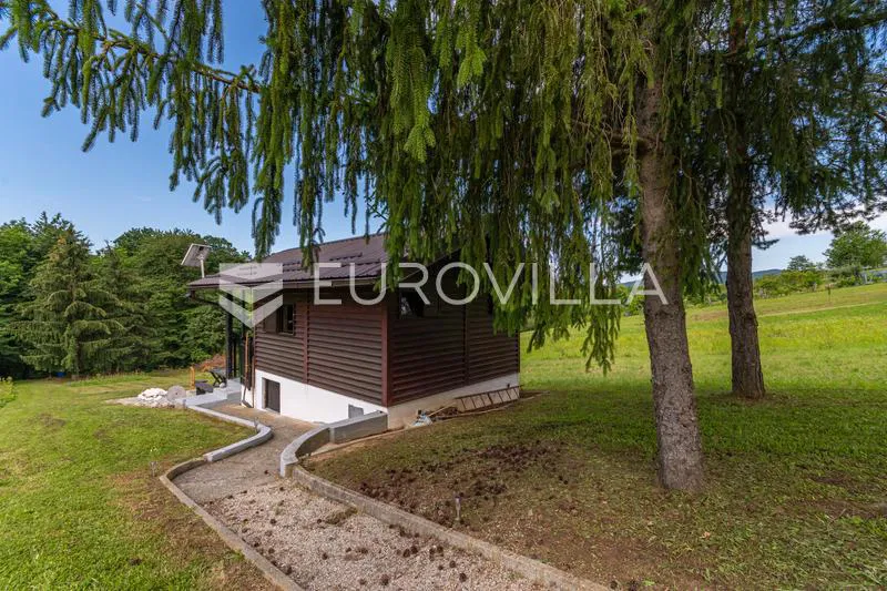 Novi Marof, Grana vikendica sa dvorištem površine 820 m²