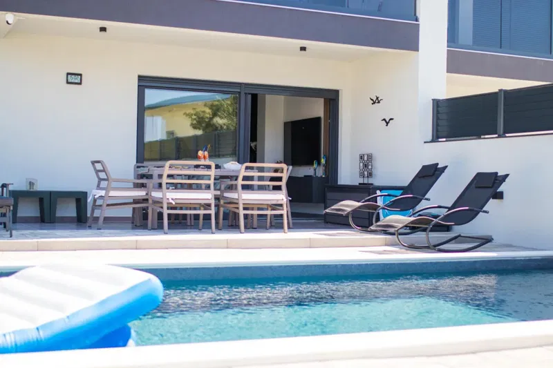 Modern semi-detached house with swimming pool – 2