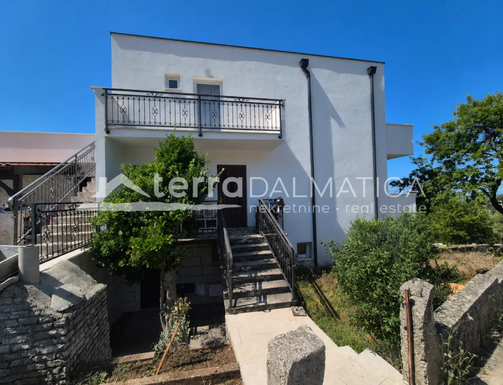 Haus im Hinterland von Primošten - 6 Apartments mit Panoramablick