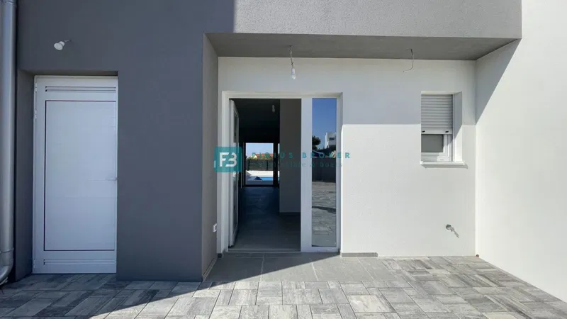 VODICE, novogradnja, dvoetažni stan, bazen, 3 spavaće sobe, C2 – 3