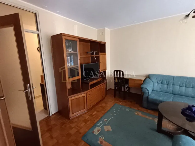 Krnjevo-prostran trosoban stan s balkonom i pogledom na more – 3