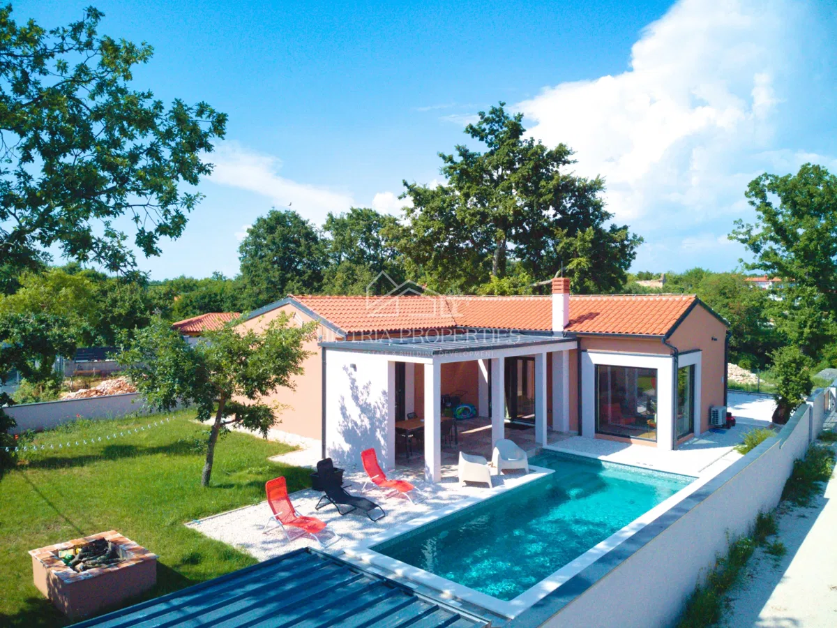 Bezugsfertiges und ausgestattetes modernes ebenerdiges Haus mit Swimmingpool im Herzen Istriens