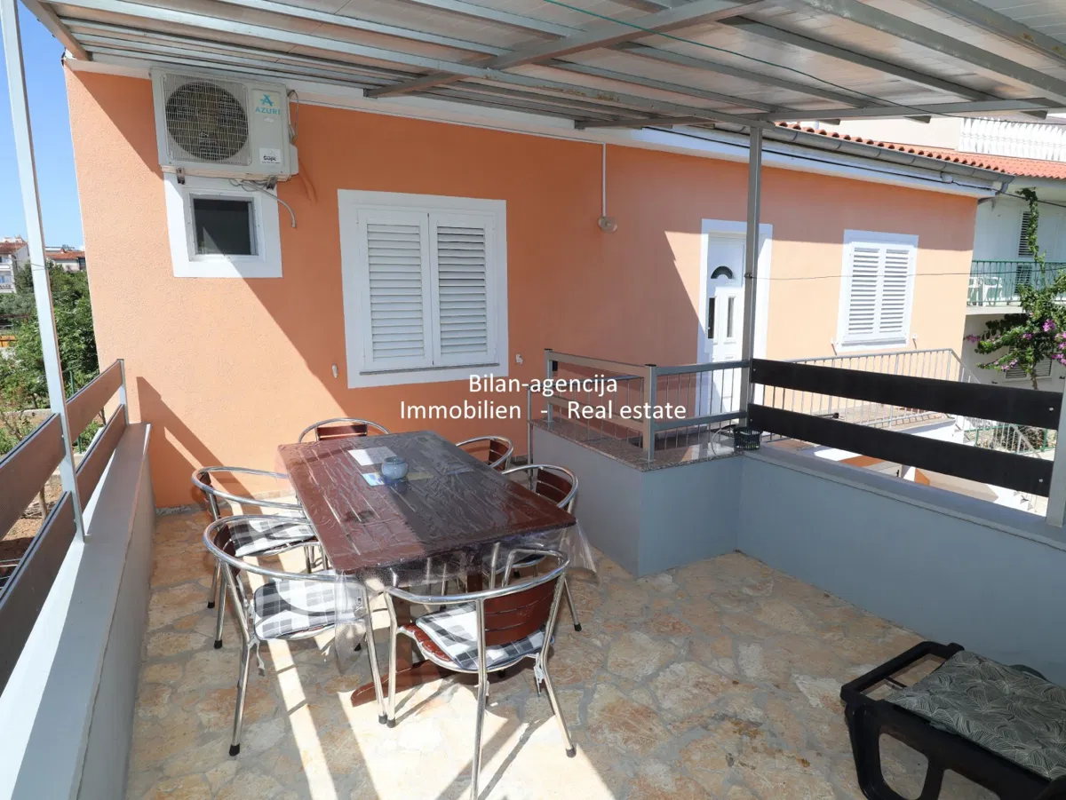 Kuća sa 3 apartmana, Vodice, 250 m do plaže