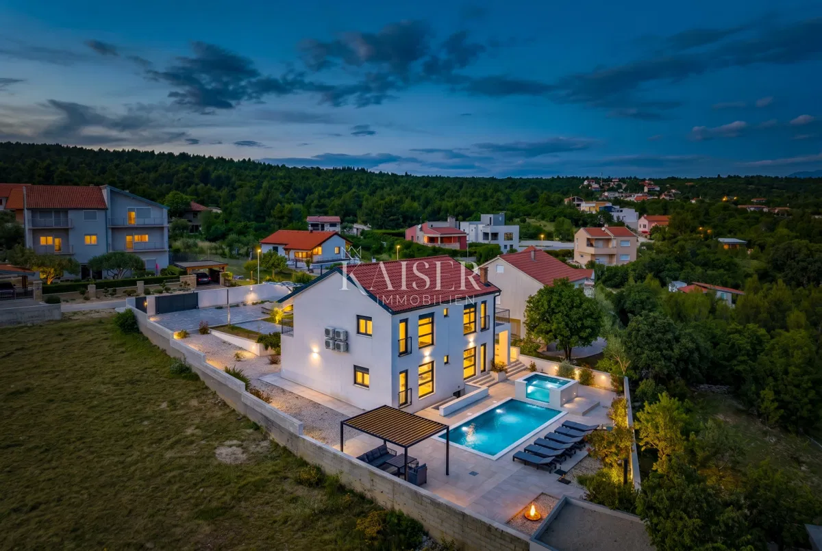 Zadar – Pridraga, moderna vila s bazenom i jacuzzi zonom, 300 m od mora