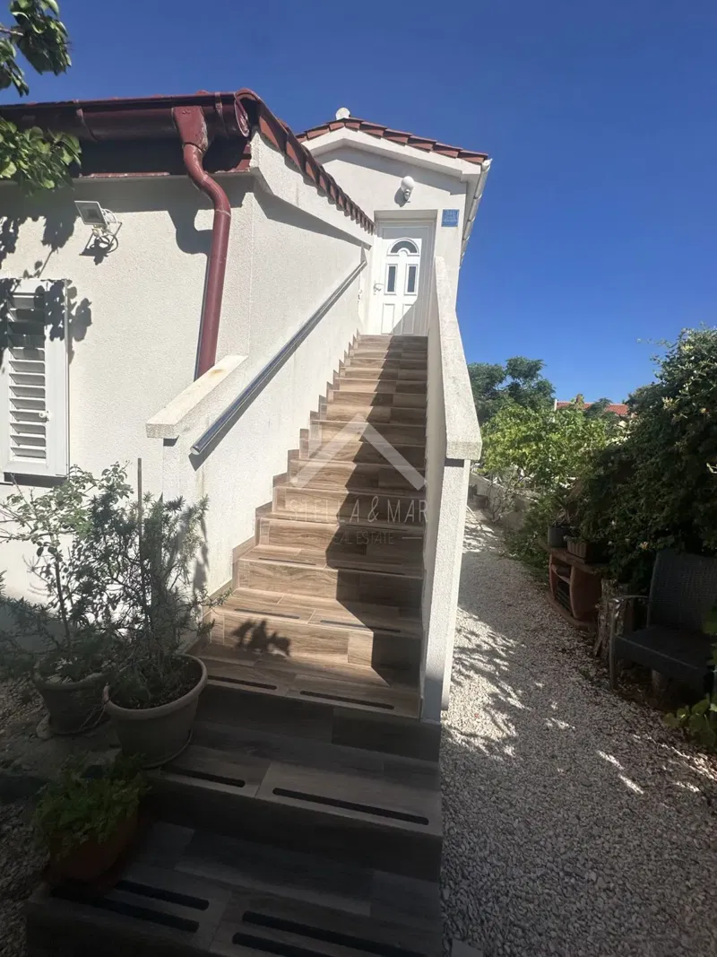 Semi-detached house with two apartments and a garage - Vir – 2