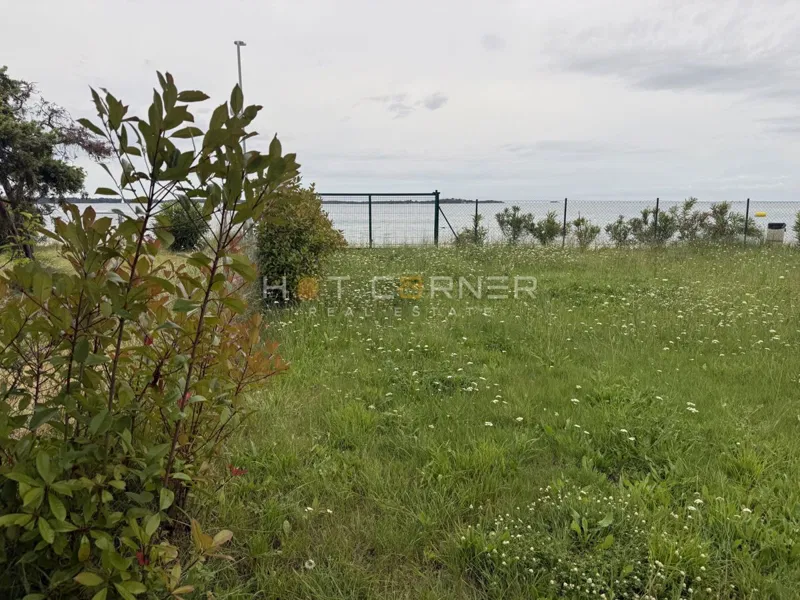 Peroj – vikend parcela 440 m² na iznimnoj lokaciji, tik iznad plaže s pogledom na more i Brijune – 3