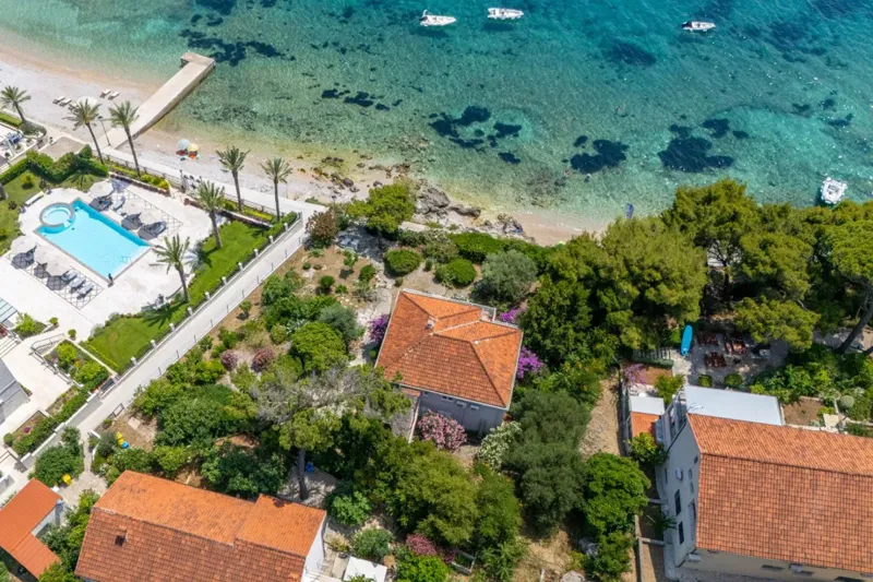 Orebić - Samostojeća kuća u prvom redu od mora