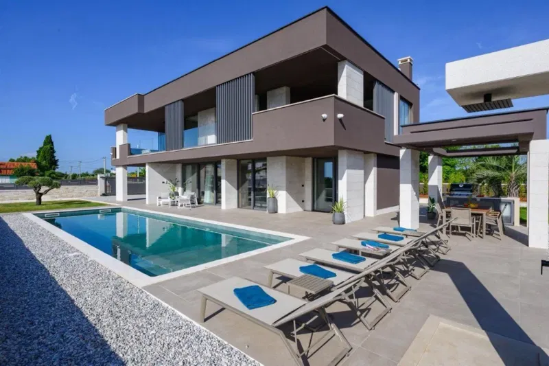 Villa with pool and sea view – 3
