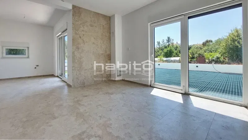 Istrien, Poreč - neue Wohnung von 76 m2 mit Garten, zwei Parkplätze