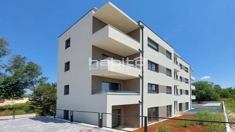 Poreč - neue Wohnung von 88 m2 mit Garten, zwei Parkplätze