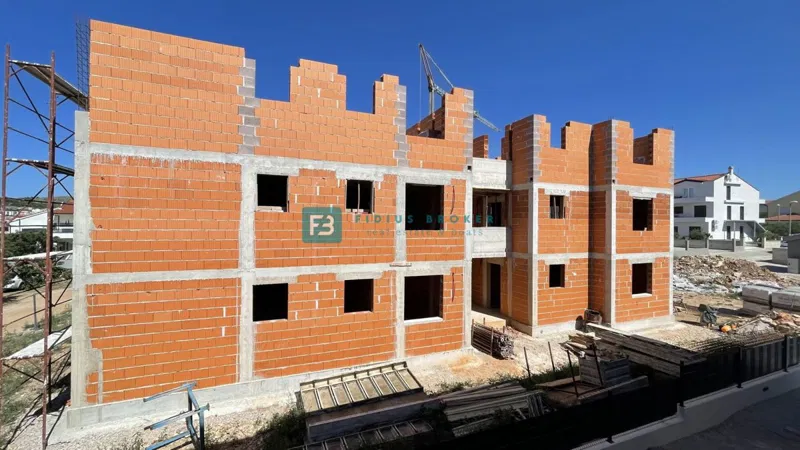 VODICE, novogradnja, 1. kat, moderan stan, terasa 16 m² – 2