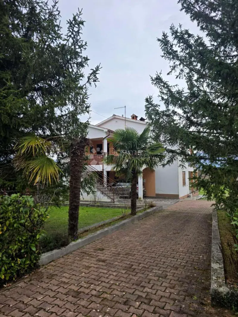 Una casa con due appartamenti e un terreno edificabile di 2.500 m2 nelle vicinanze di Labin – 2
