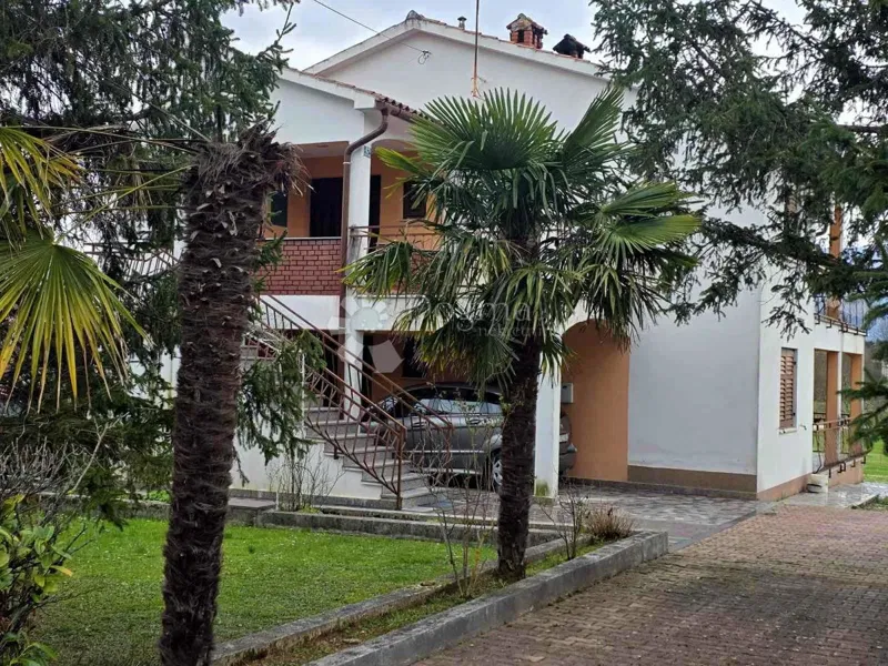 Una casa con due appartamenti e un terreno edificabile di 2.500 m2 nelle vicinanze di Labin – 3