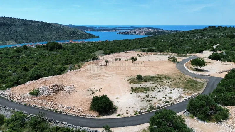 Rogoznica / Vrhunsko građevinsko zemljište s građevinskom dozvolom i pogledom na more