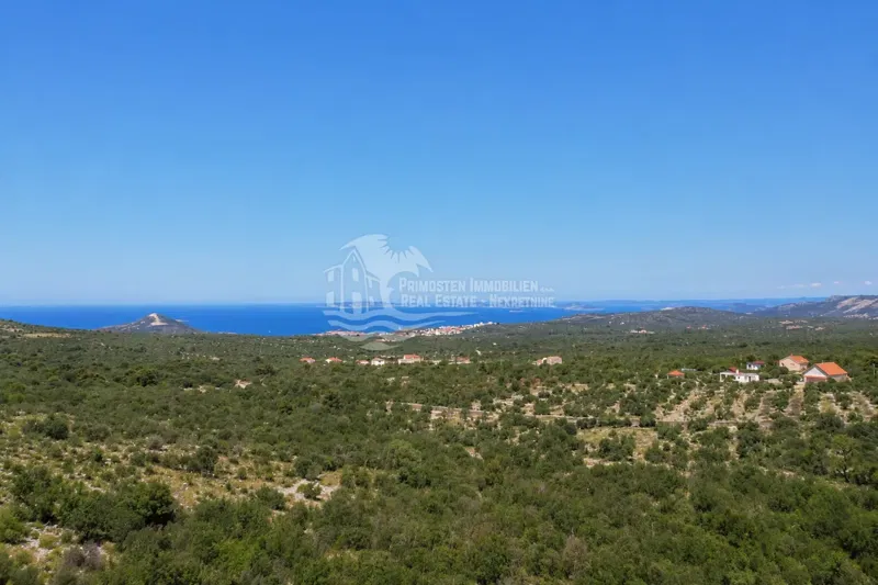 Primošten / 10.733 m² poljoprivrednog zemljišta s atraktivnim razvojnim potencijalom