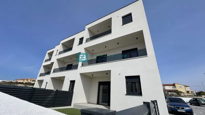 VODICE, Neubau, zweistöckige Wohnung, Garten 40 m2, S4 – 3