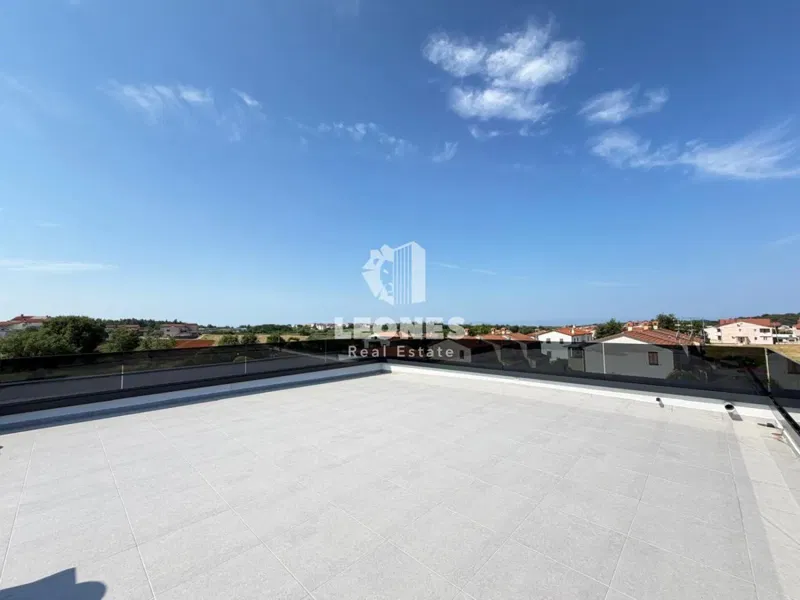 Appartamento al primo piano con terrazza sul tetto e splendida vista mare a Novigrad
