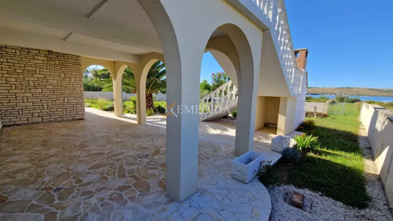 Ljubač – kuća s tri stambene jedinice, 100m do mora