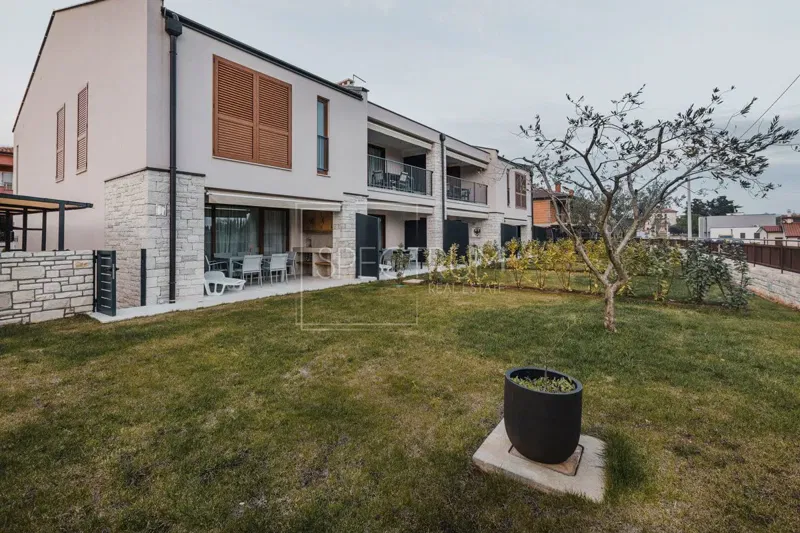 Novigrad, krajnja kuća u nizu sa dvorištem