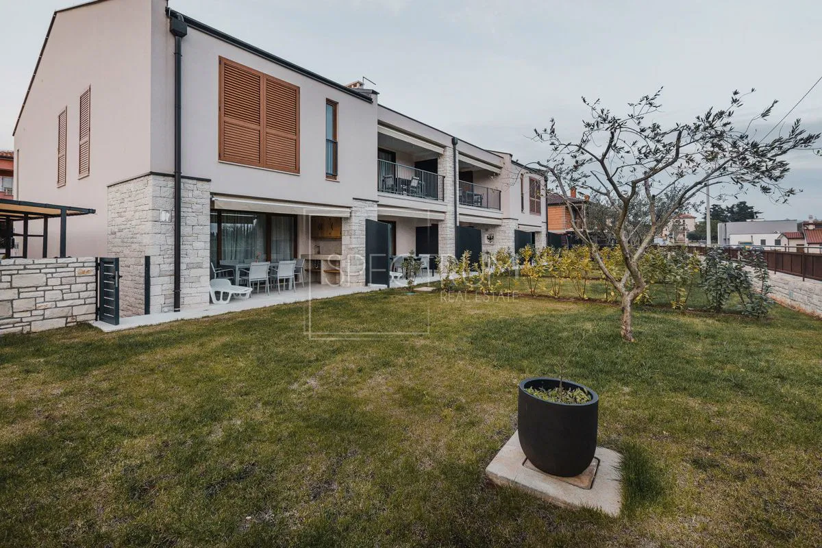 Novigrad, krajnja kuća u nizu sa dvorištem