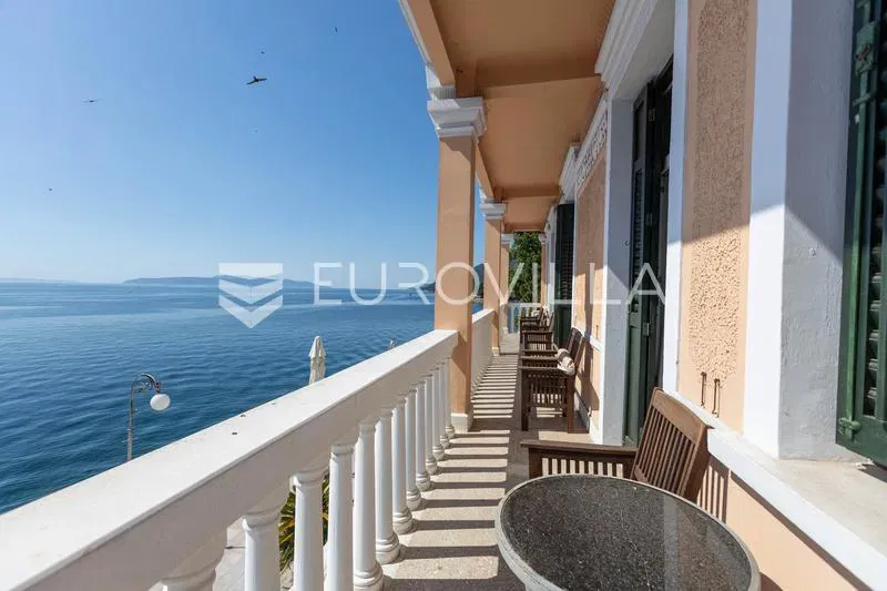 Ičići, first row to the sea, apartment for rent in an Opatija villa with a large terrace and garden – 2